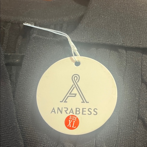 Elegant Black Cable Knit V-Neck Sweater - Picture 2 of 4